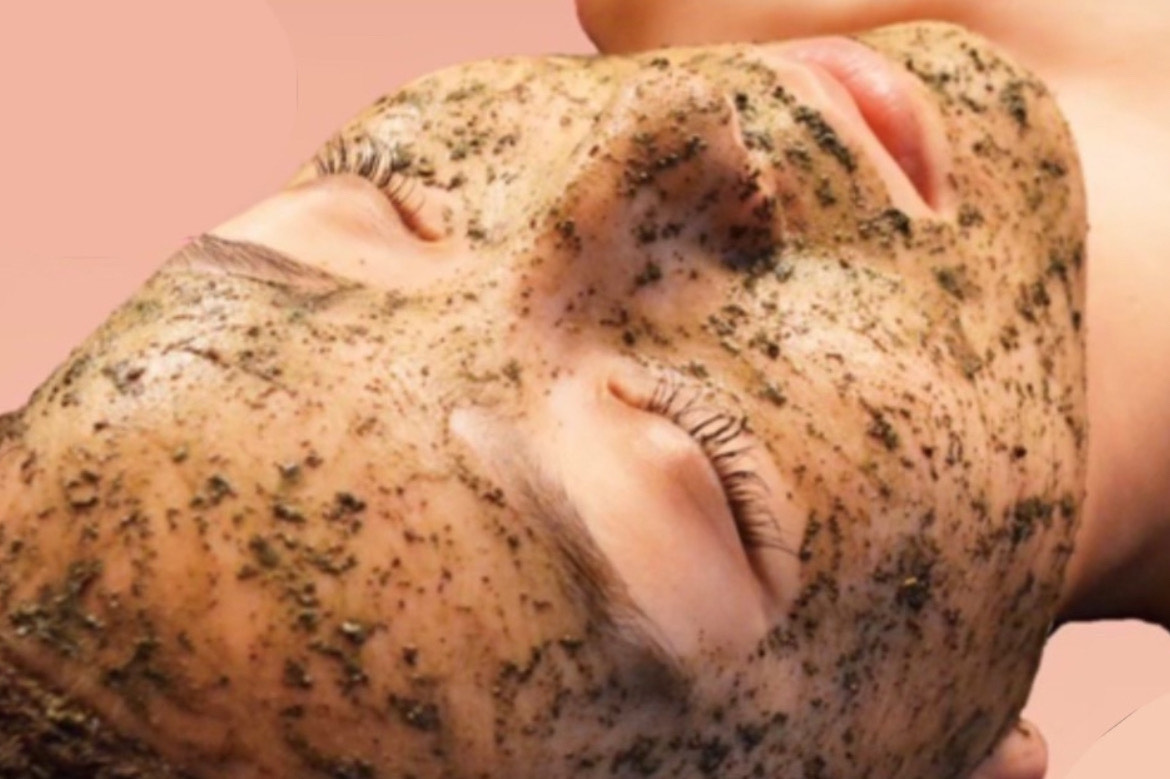 陶肌トリートメントを受けている女性の写真