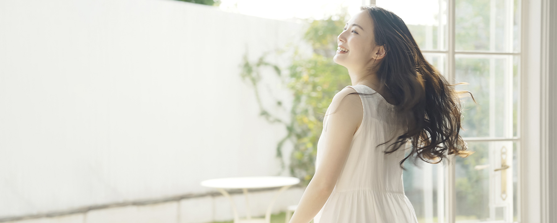笑顔の女性の写真